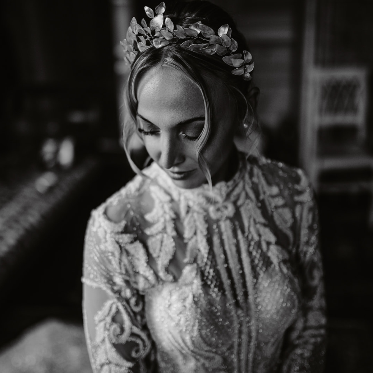 Sposa Elibre con coroncina da sposa elegante personalizzata su misura, realizzata artigianalmente in Italia.