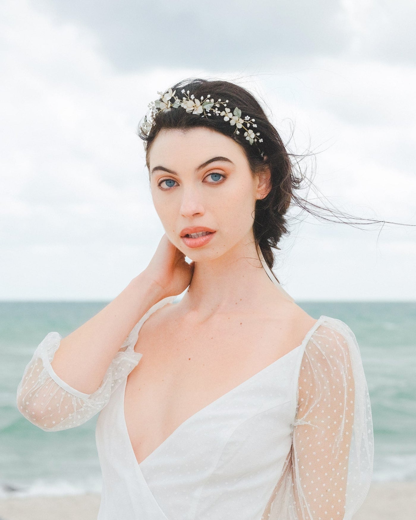 Tiara da sposa con fiori rosa e foglie verdi, perfetta alternativa ai fiori freschi per un matrimonio naturale e bohemian.