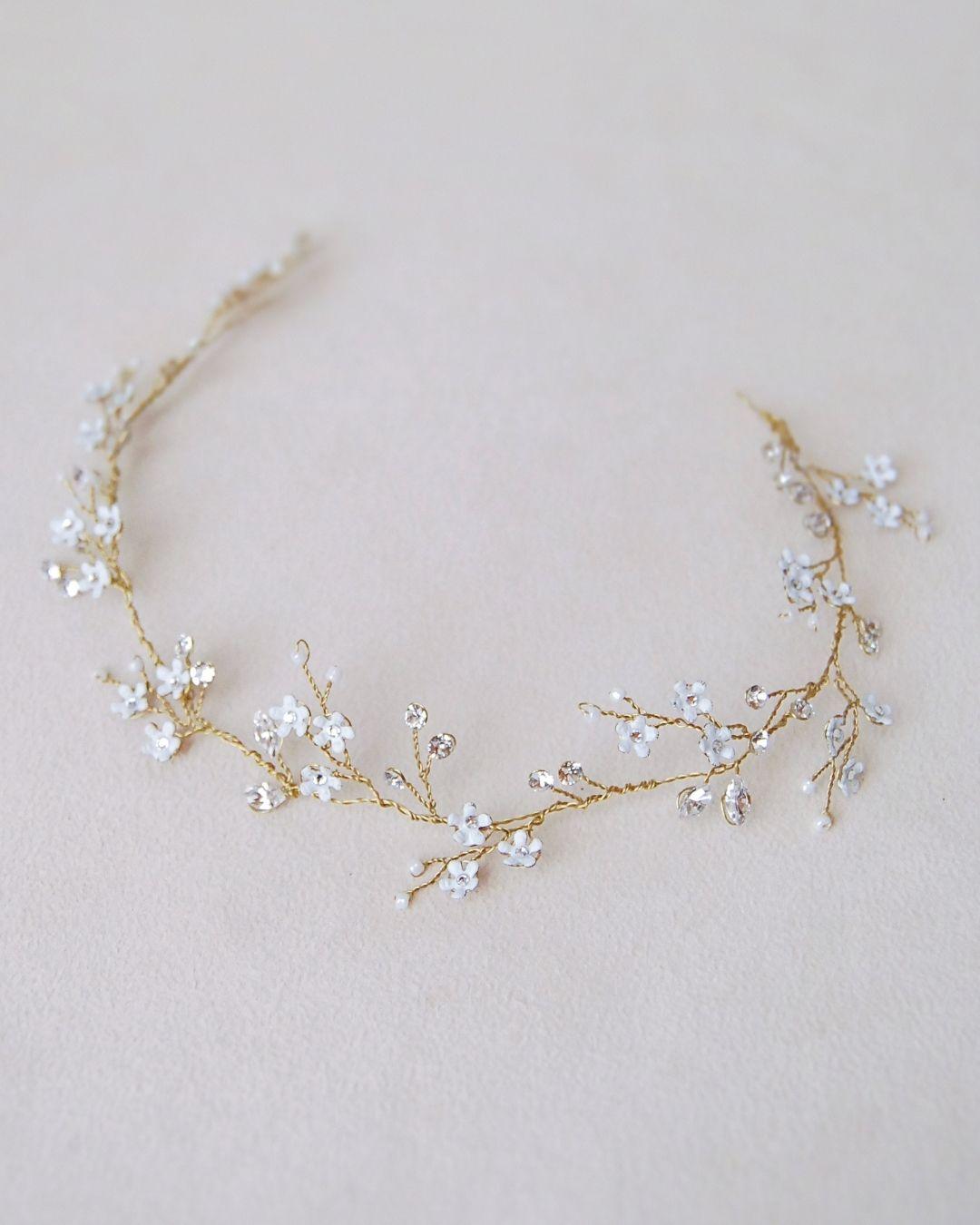 Tralcio Floret con fiorellini bianchi in ottone e cristalli Swarovski su filo placcato oro - Elibre