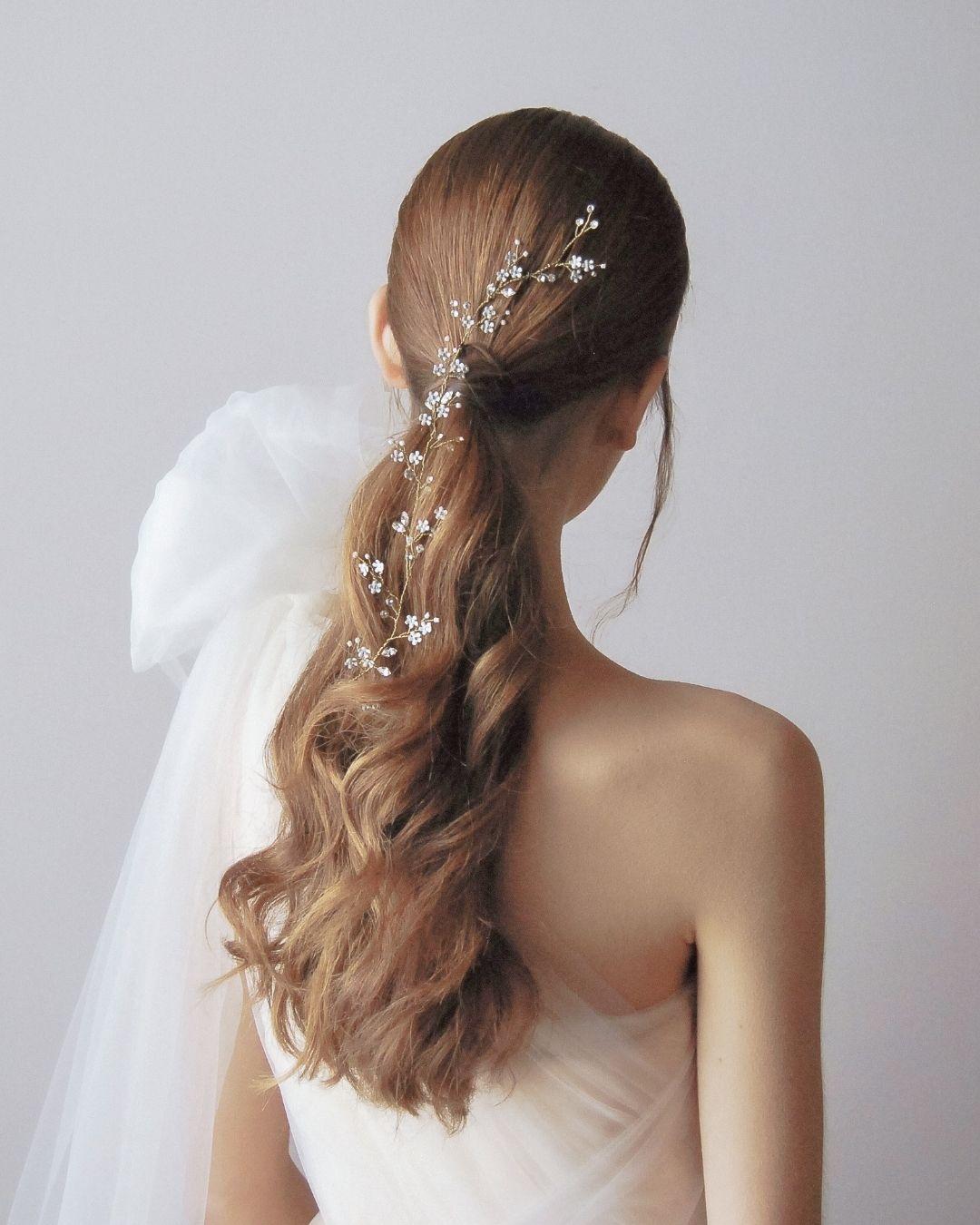 Tralcio Floret su coda bassa laterale sposa, fiorellini bianchi e cristalli Swarovski su filo oro - Elibre