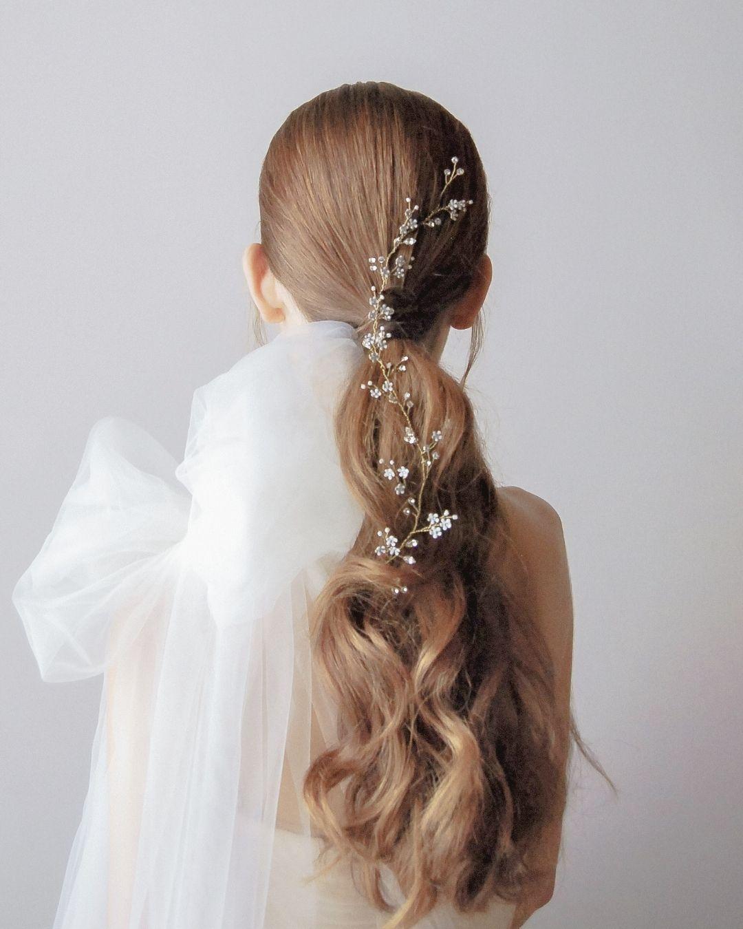 Tralcio Floret su coda bassa sposa, dettaglio fiorellini bianchi e cristalli Swarovski - Elibre