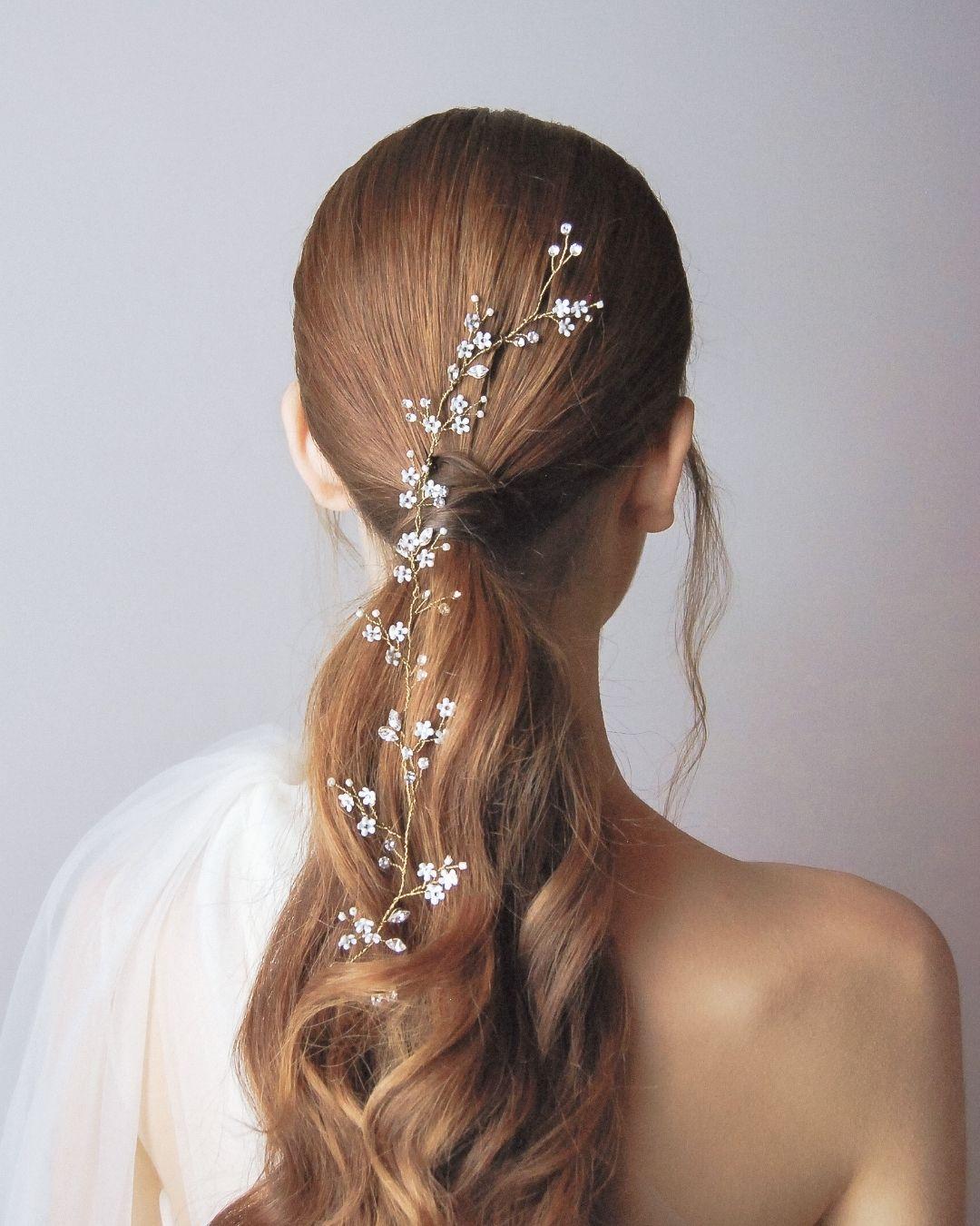 Tralcio Floret su coda di cavallo sposa con capelli mossi, filo dorato con fiorellini bianchi - Elibre