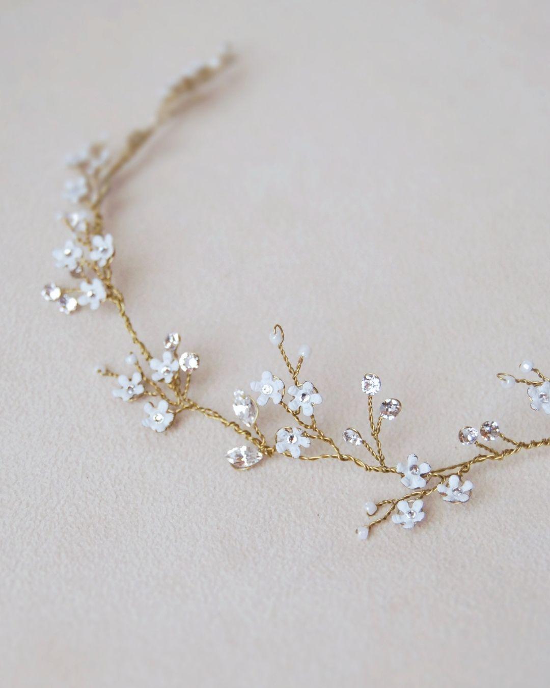Tralcio Floret lungo, filo dorato con fiorellini bianchi e cristalli swarovski, dettaglio - Elibre
