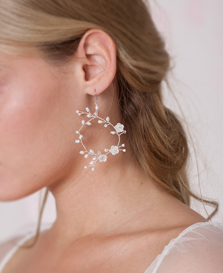 Bride pearl and flower dangle earrings | Elibre handmade