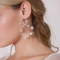 Bride pearl and flower dangle earrings | Elibre handmade