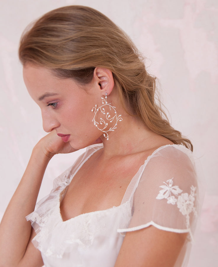 Hoop earrings with pearls
