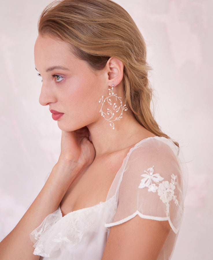 Hoop earrings with pearls