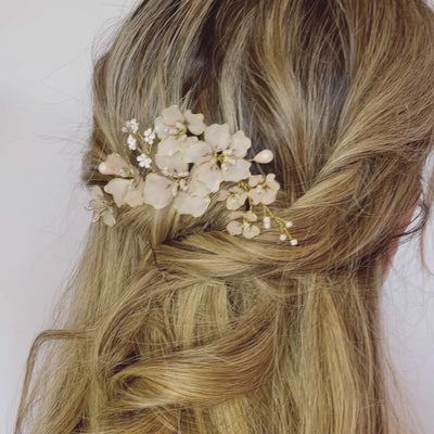 Video del Pettinino Fiori di Ciliegio, accessorio elegante per capelli da sposa romantica.