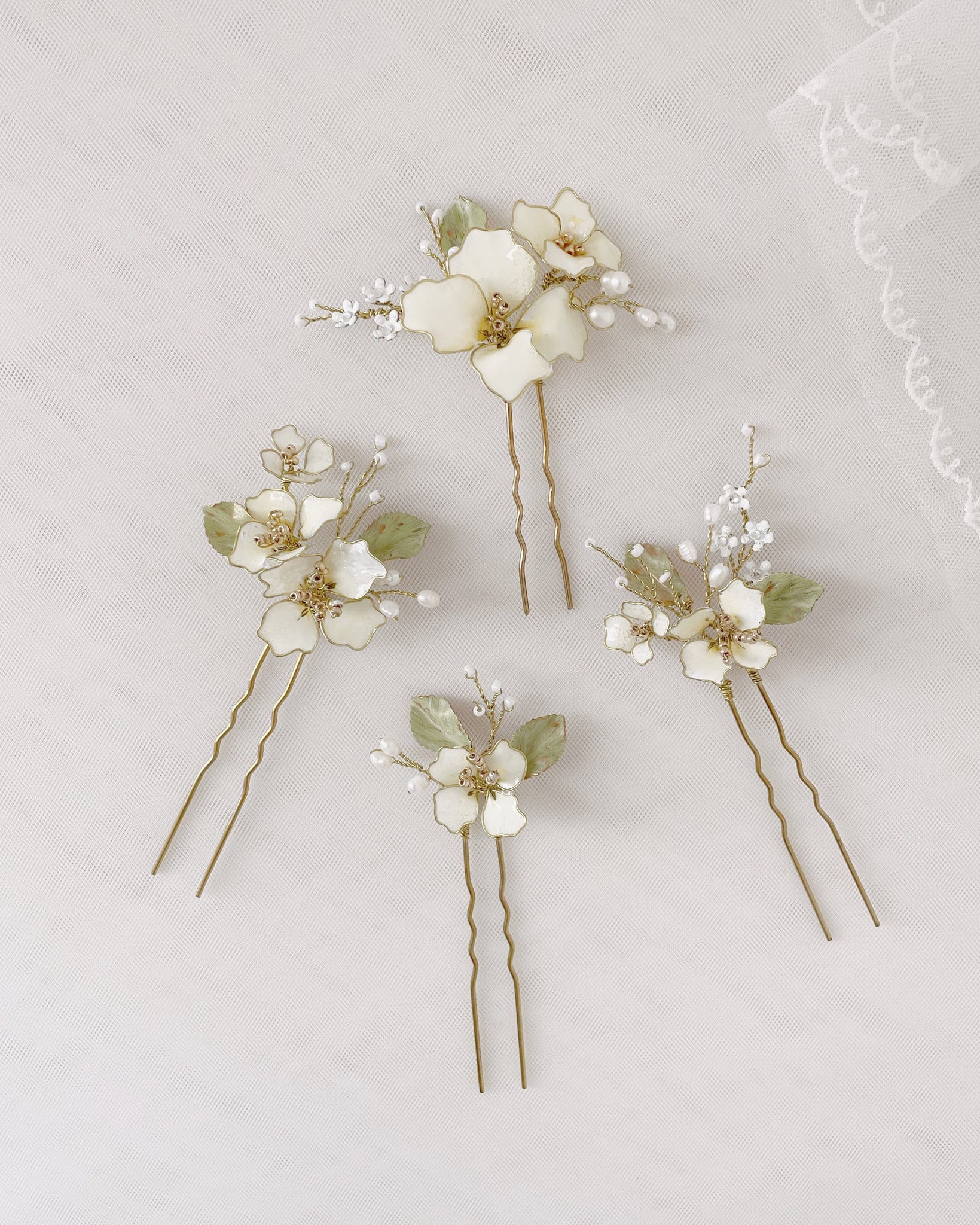 Un tocco dolce e primaverile con forcine decorate con fiori di melo.