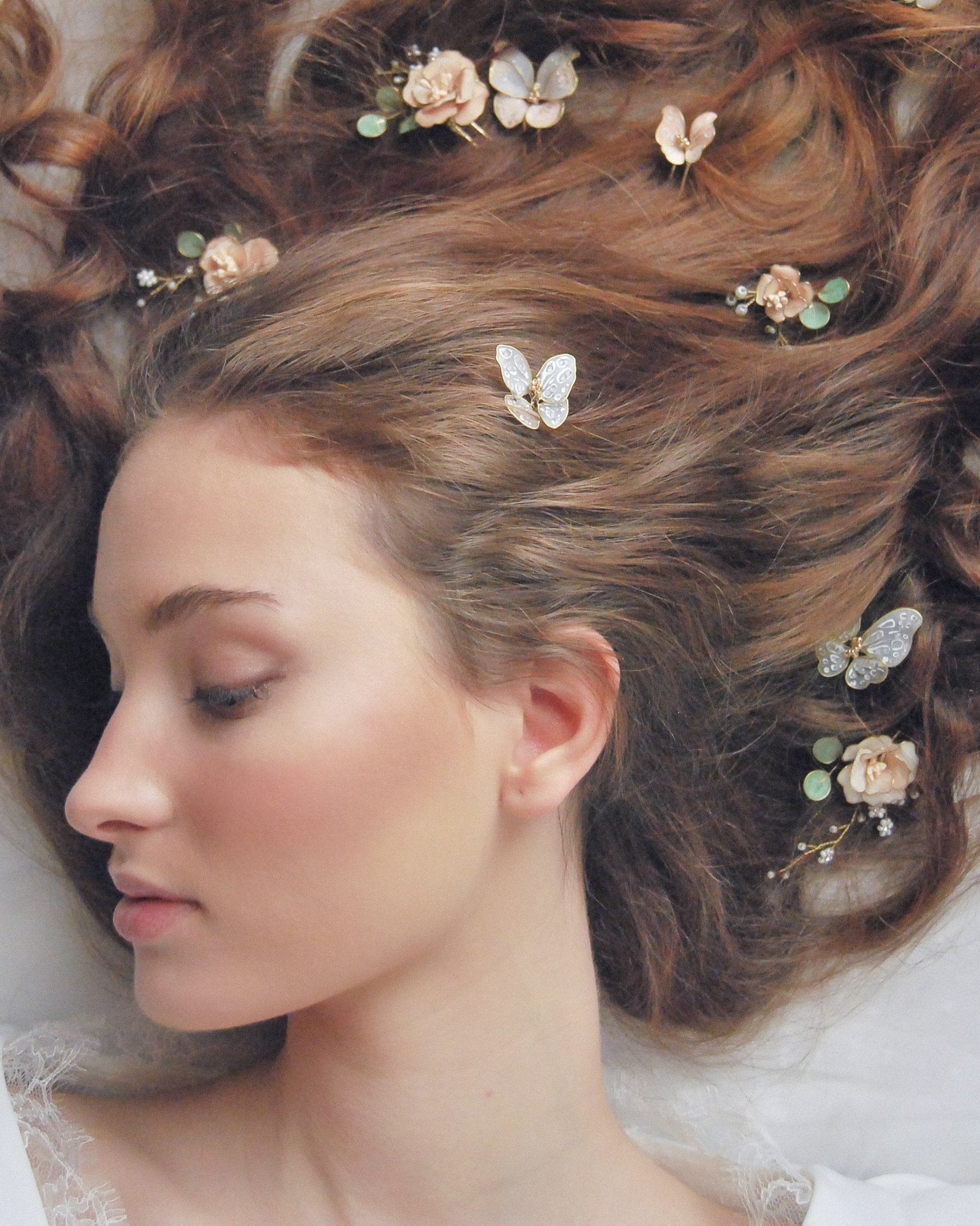 Forcine da sposa a forma di farfalla per look sofisticati.