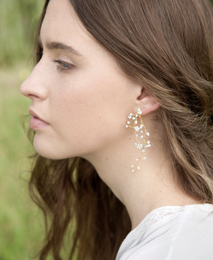Lunghi orecchini pendenti di perle
