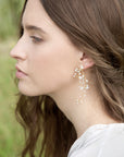 Lunghi orecchini pendenti di perle