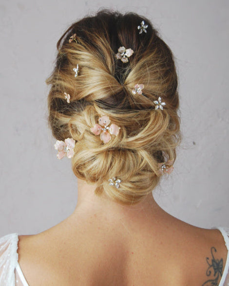 Accessori gioiello per capelli sposa, luminosi e versatili per raccolti eleganti.