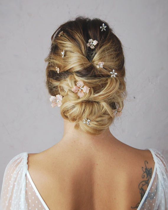 Accessori gioiello per capelli sposa, luminosi e versatili per raccolti eleganti.