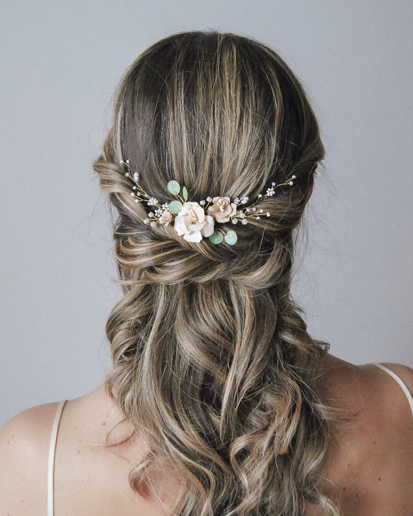 Accessorio floreale per matrimoni all’aperto, ispirato alla natura e al verde eucalipto.