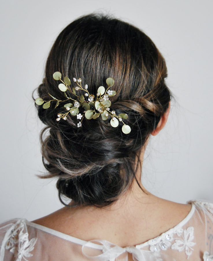 Accessorio sposa raffinato ispirato all’eucalipto, ideale per look armoniosi e freschi.