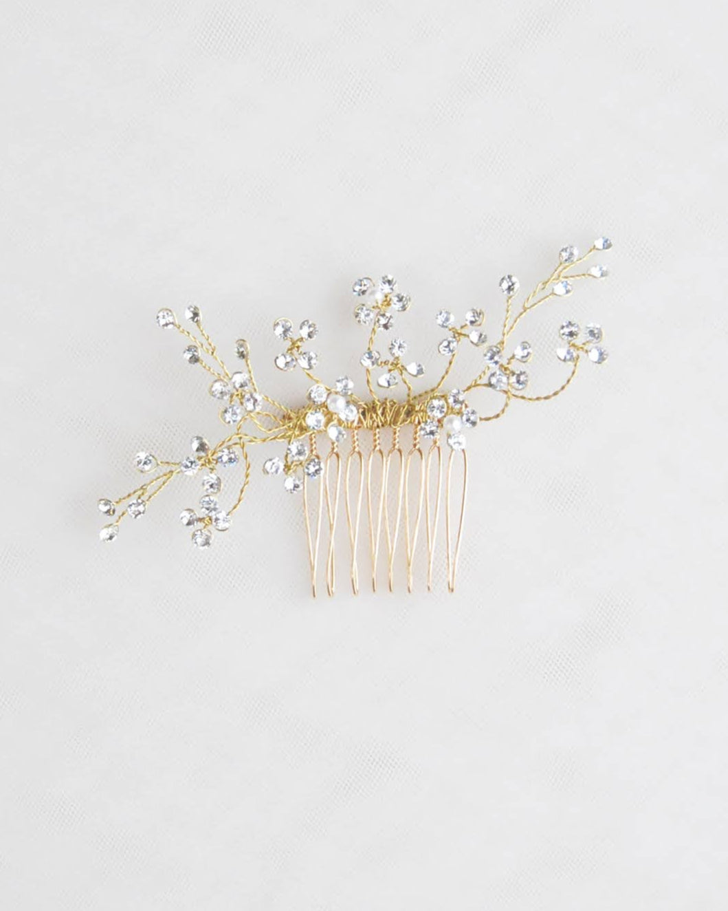 Accessorio raffinato con fiori in strass, perfetto per acconciature sofisticate.