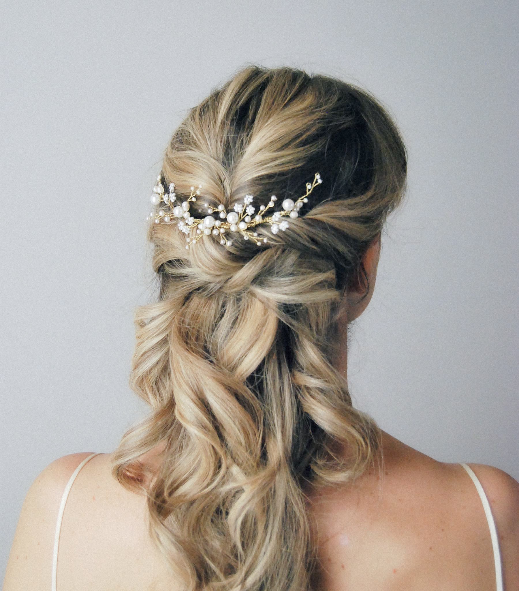 Fermaglio sposa con perle naturali, simbolo di grazia e femminilità senza tempo.