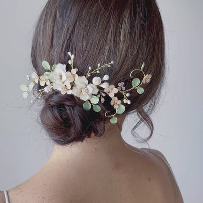 Video di una sposa con fermaglio Elibre indossato in un’elegante acconciatura raccolta