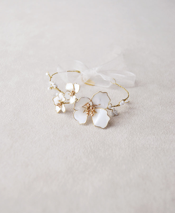 White triple flower bracelet