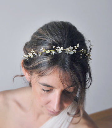 Coroncina petali di cuore e foglie