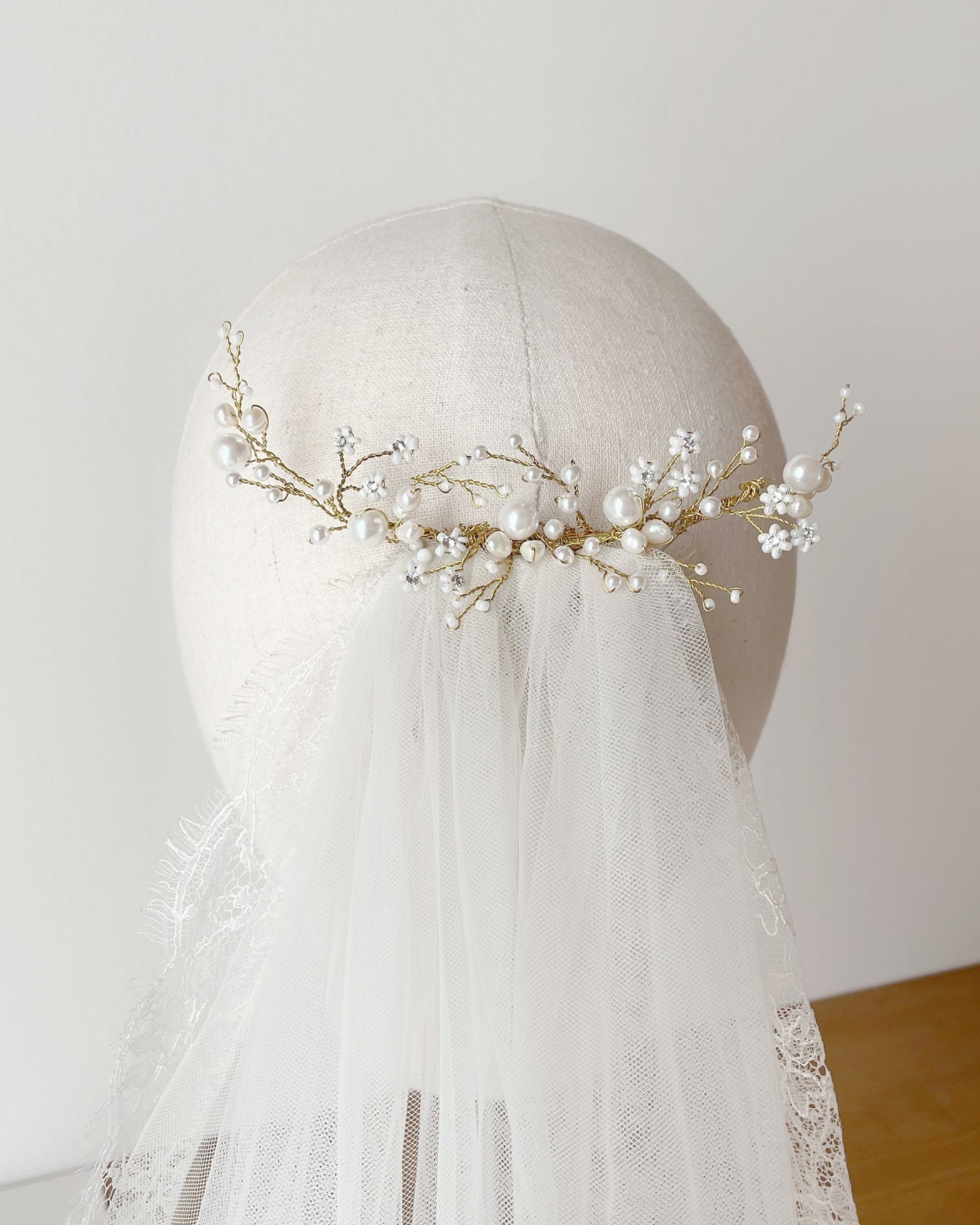 Accessorio artigianale da sposa con perle autentiche, perfetto per un’eleganza sobria.