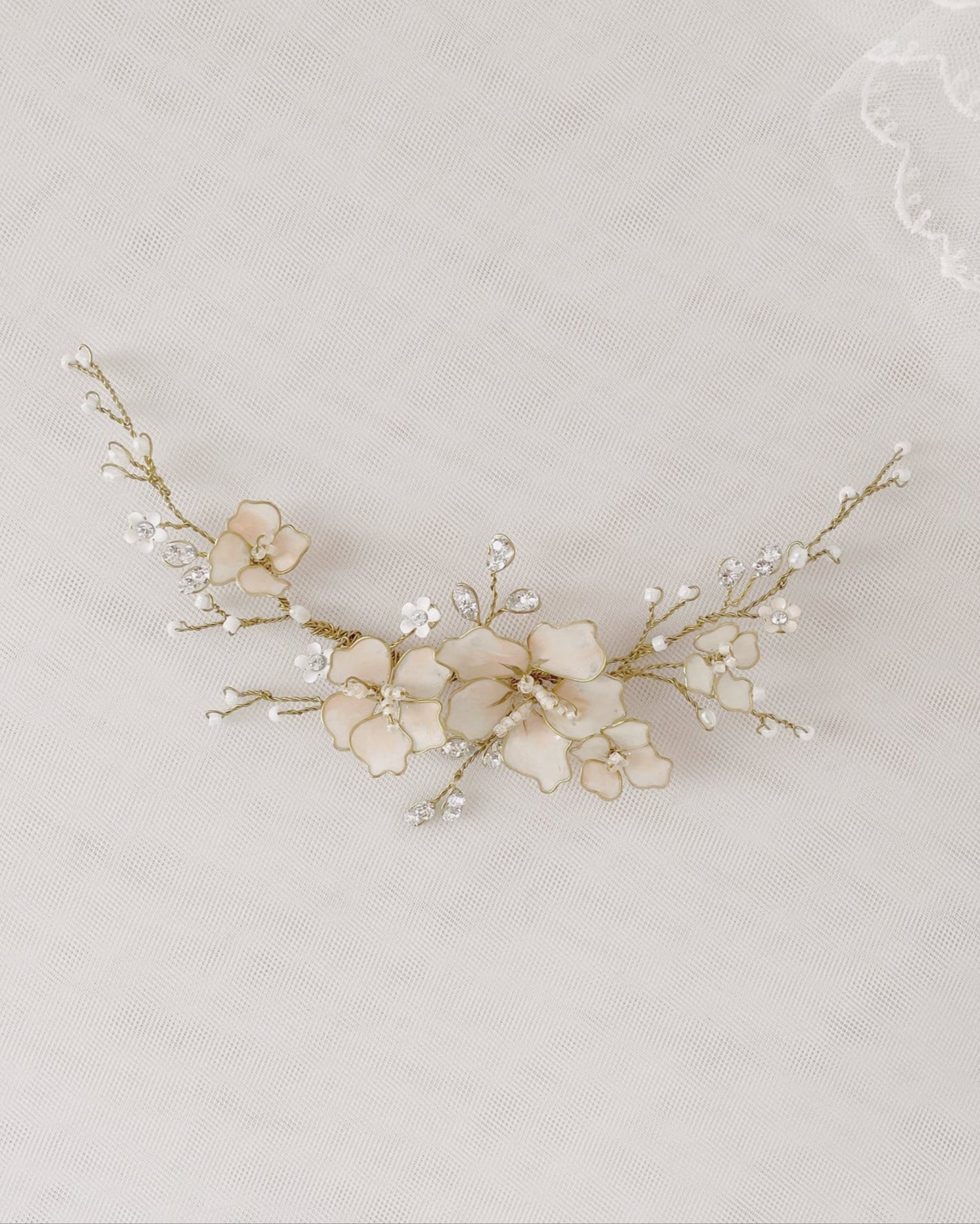 Fermaglio Fiori di Ciliegio, vista frontale, ideale per spose romantiche.
