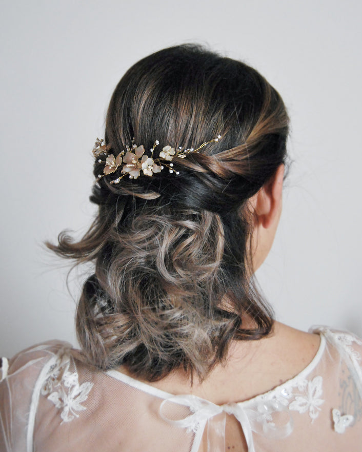 Fermaglio Fiori di Ciliegio indossato su acconciatura da sposa elegante.