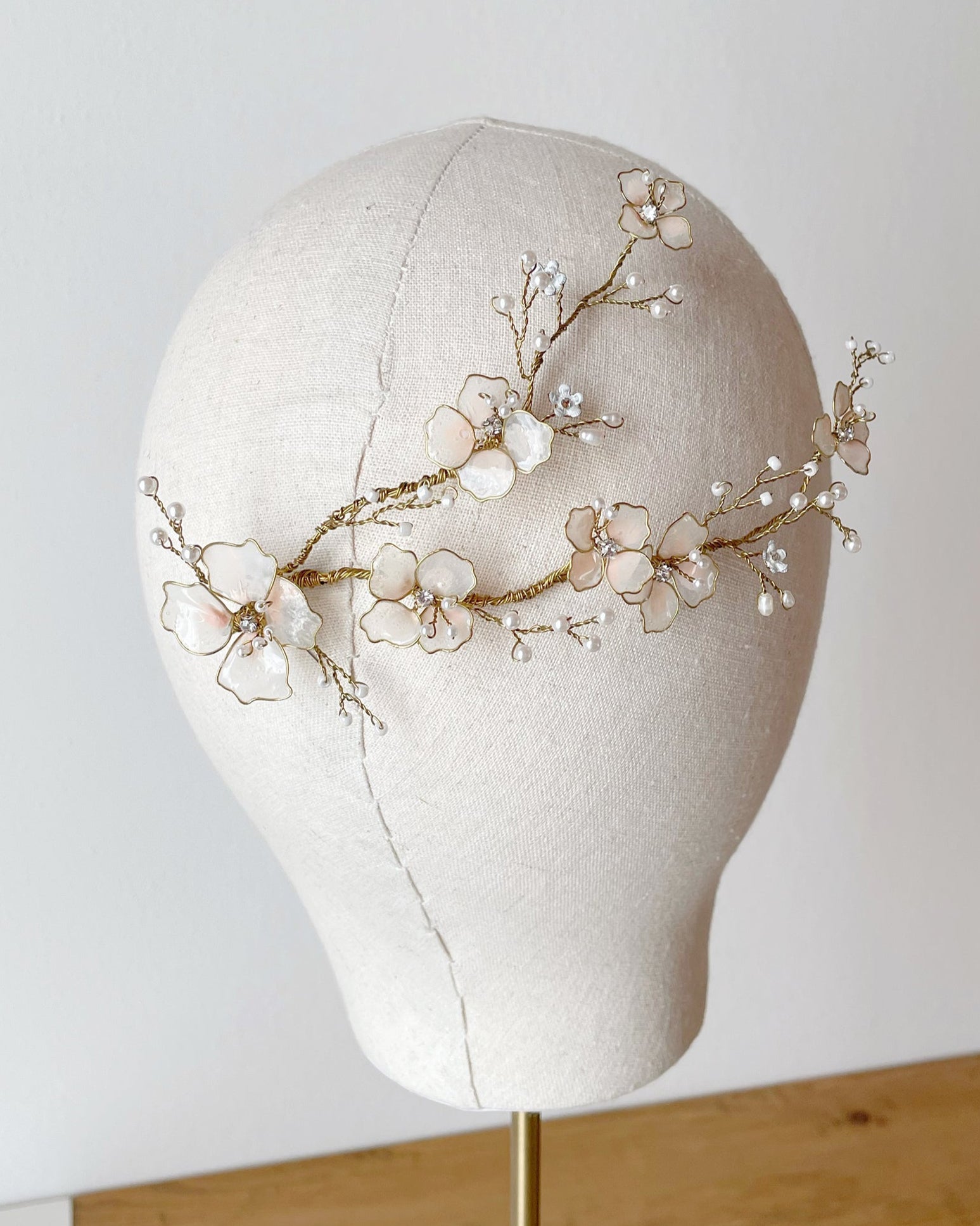 Fermaglio artigianale con fiori rosa, un tocco femminile ed elegante per la sposa moderna.