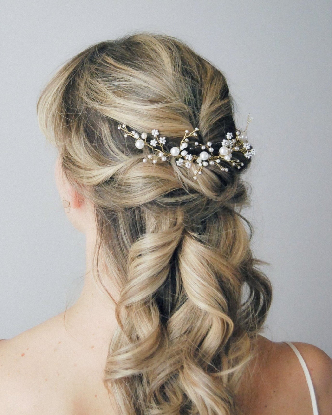 Fermaglio con perle giapponesi, ideale per raccolti sposa dallo stile chic e luminoso.