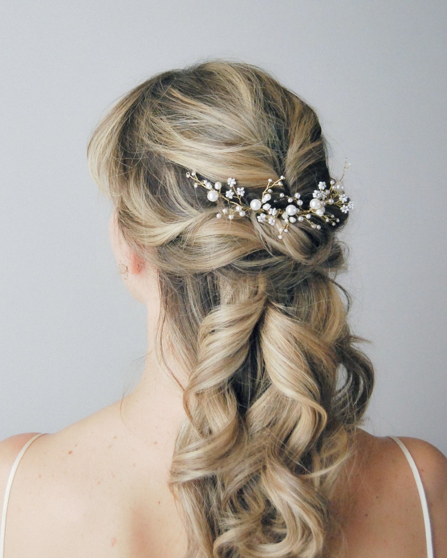 Fermaglio con perle giapponesi, ideale per raccolti sposa dallo stile chic e luminoso.