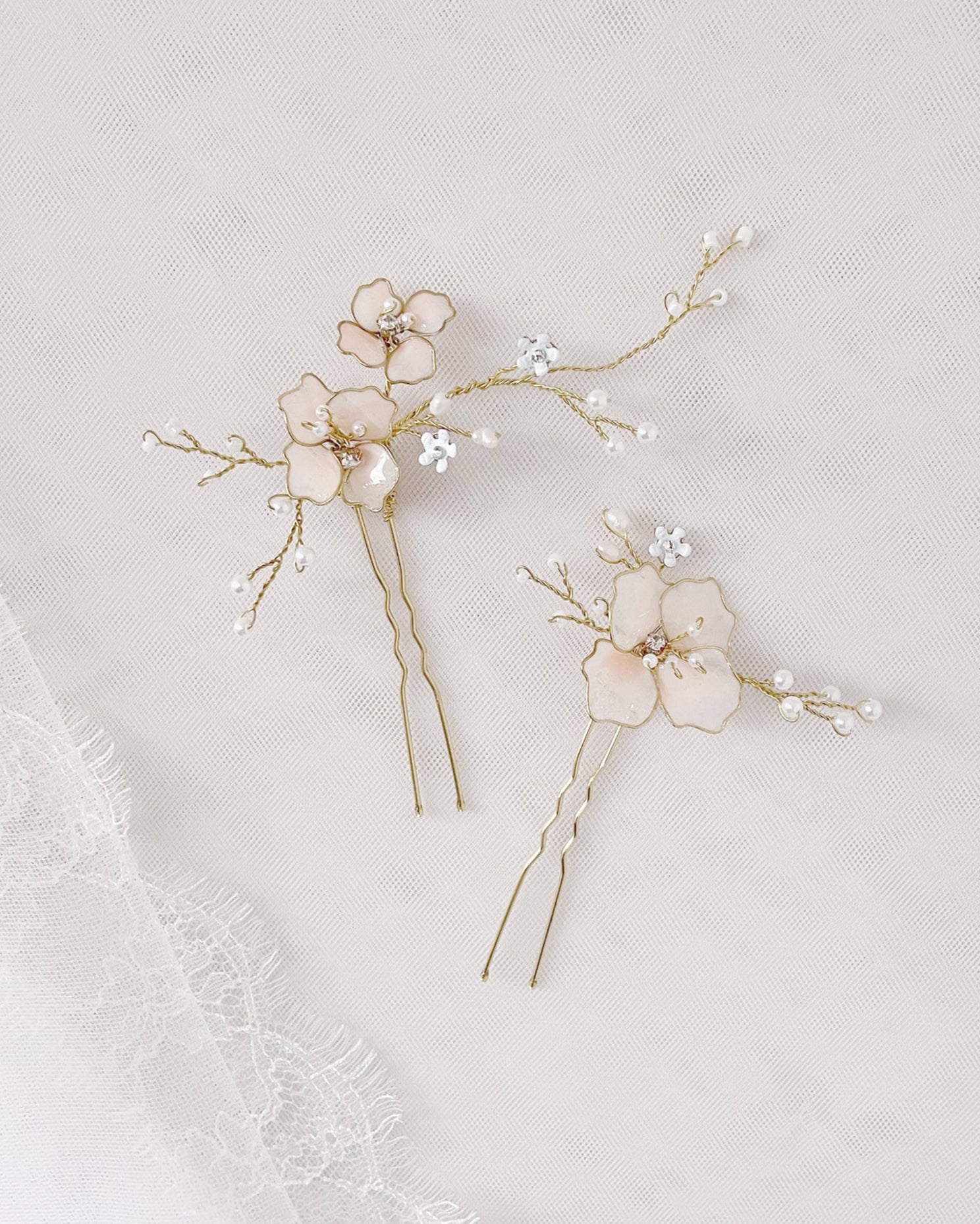 Forcine floreali boho chic con fiori di ciliegio, perfette per spose sognanti.
