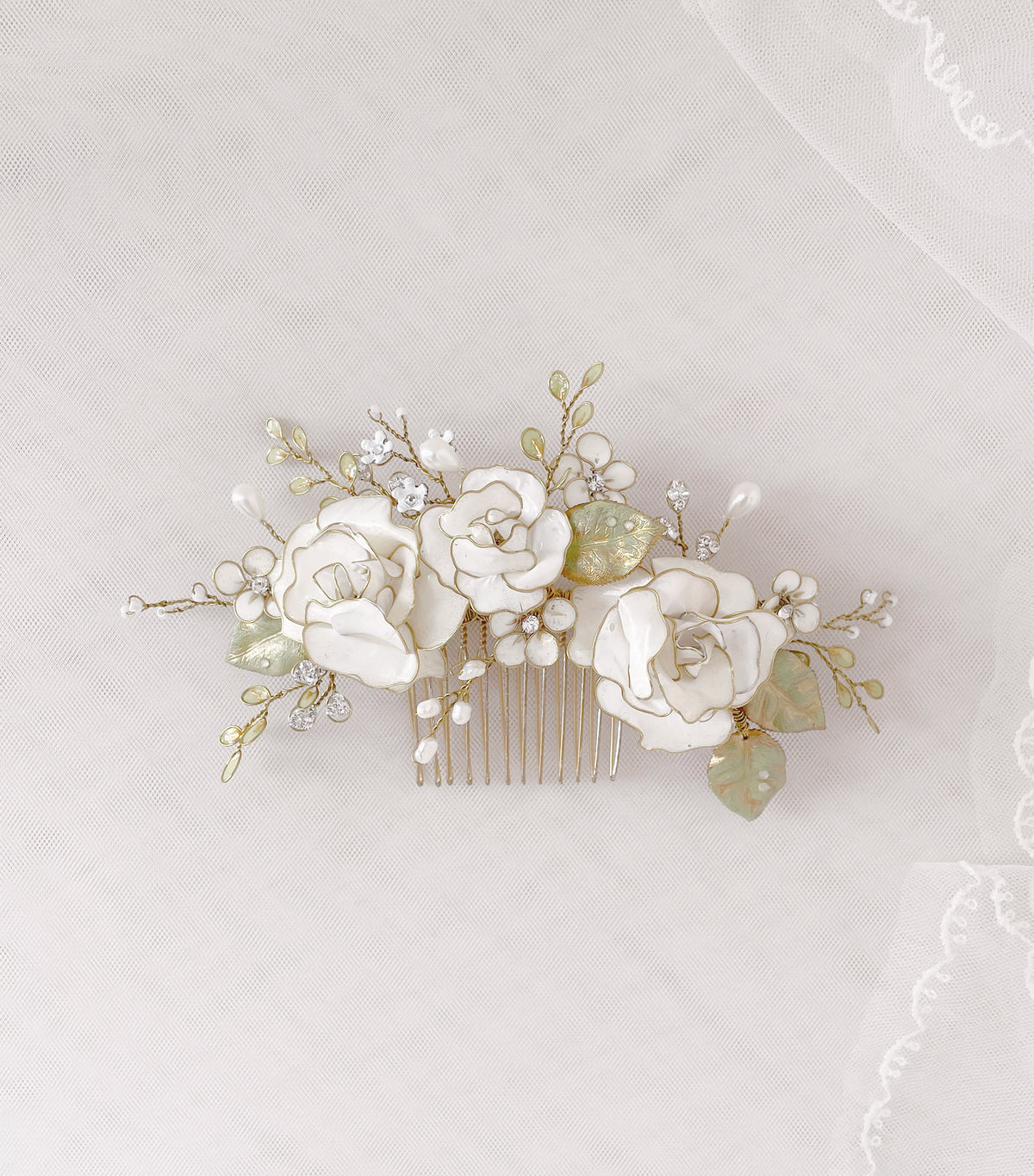 Floral comb of roses