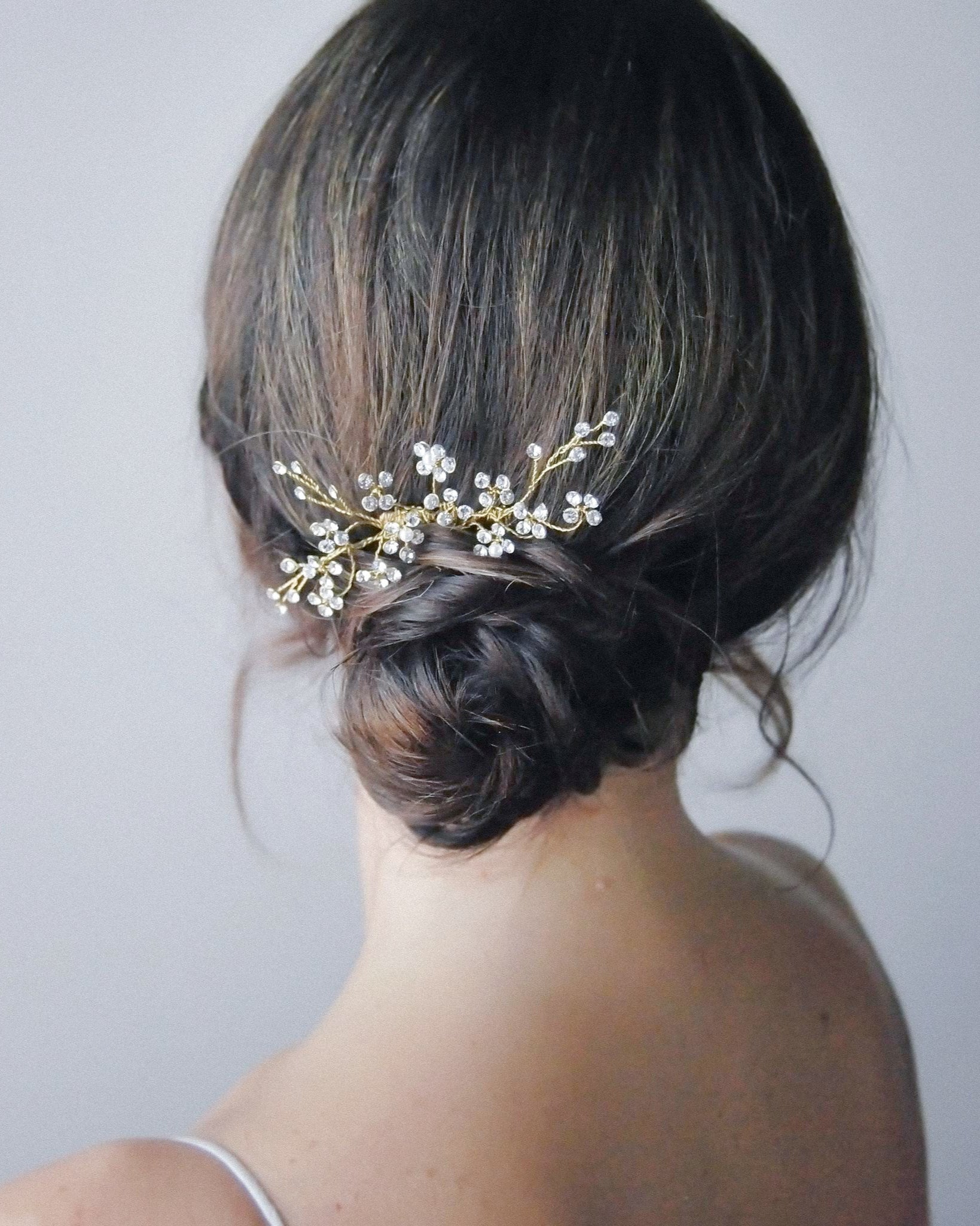 Pettinino elegante con cristalli Swarovski fatti a mano, per spose romantiche e raffinate.