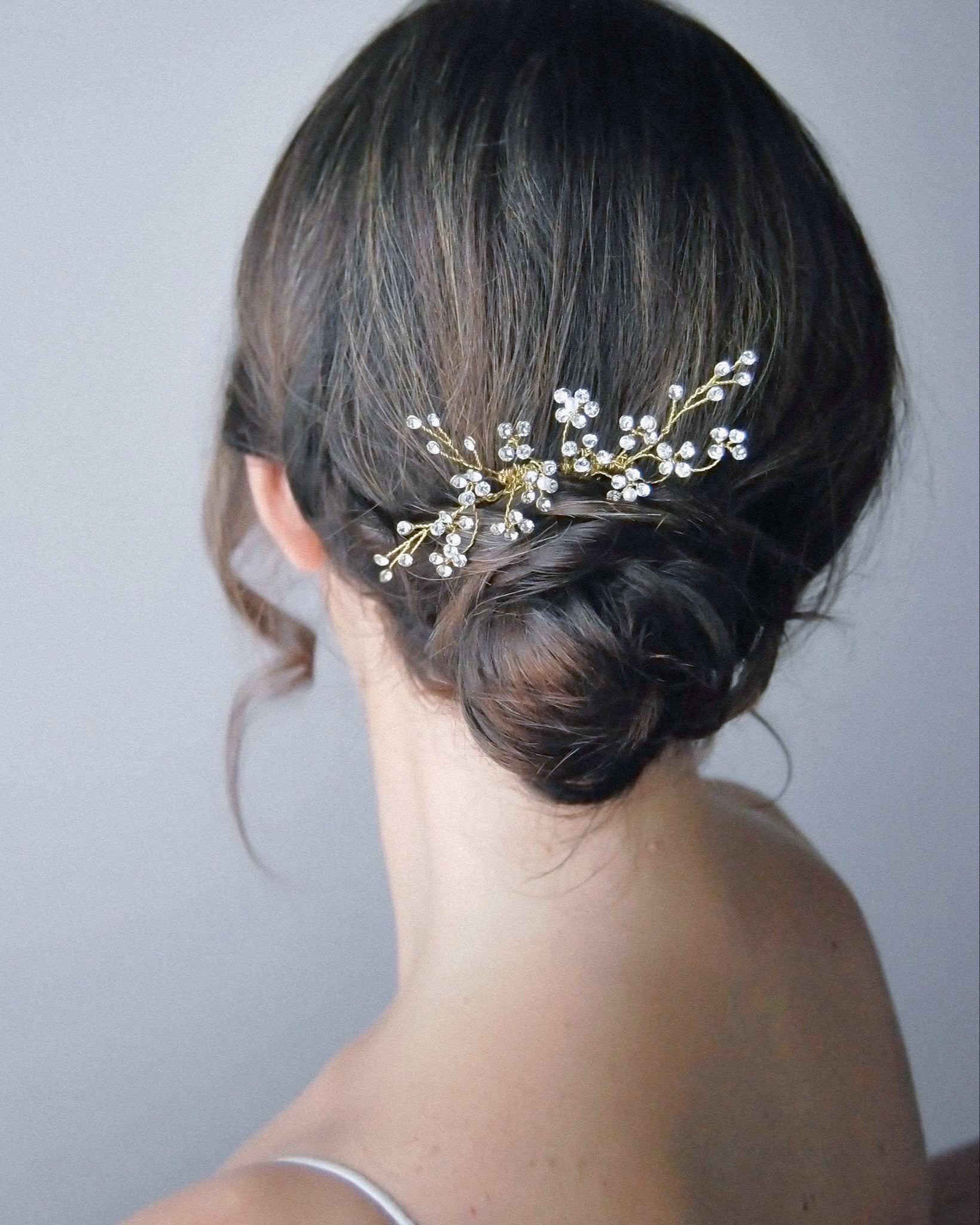 Pettinino sposa con fiori in cristalli Swarovski, ideale per un look elegante e luminoso.