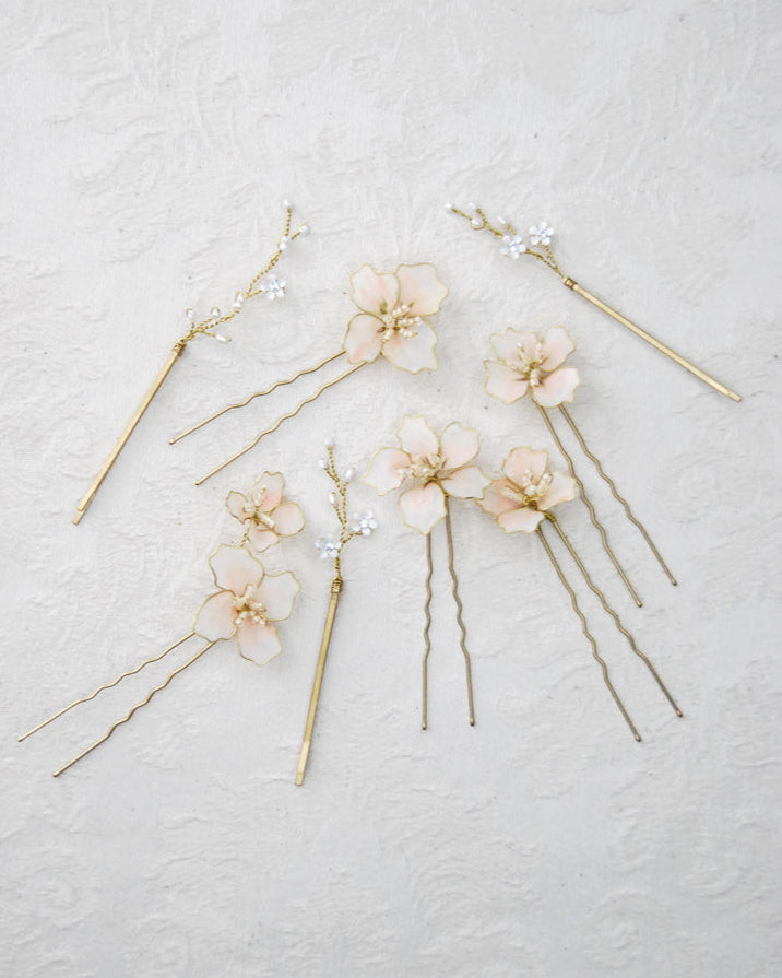 Set boho chic con fiori di ciliegio, per spose dallo stile poetico e raffinato.